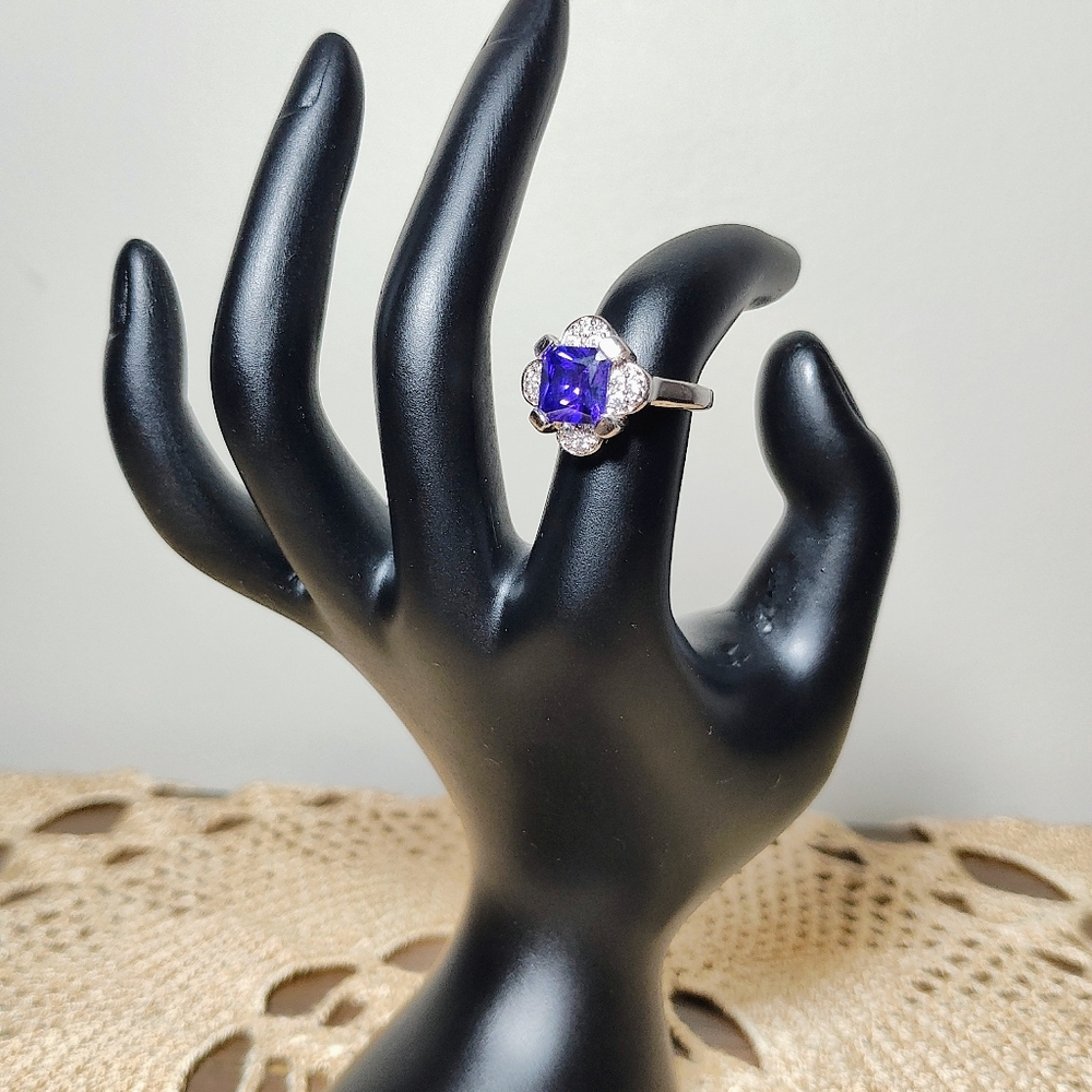 Source Unknown Silver Ring With Purple Gemstone - image 4
